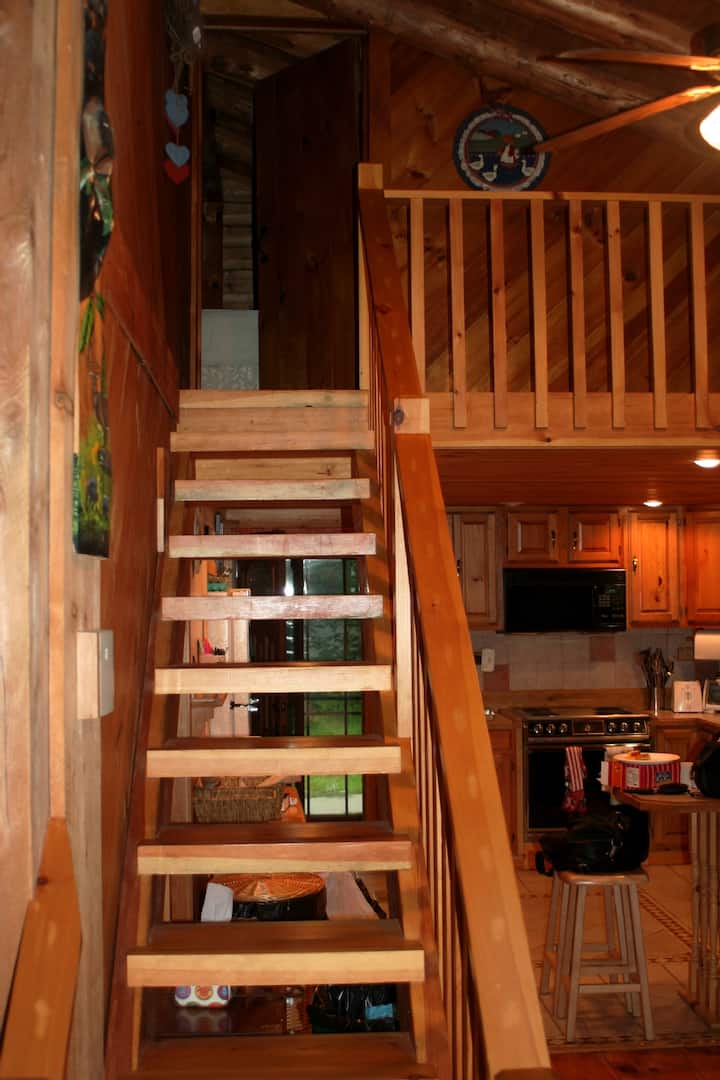 Shkallët për në loftin e dhomës së gjumit (krevat dopio "queen")!