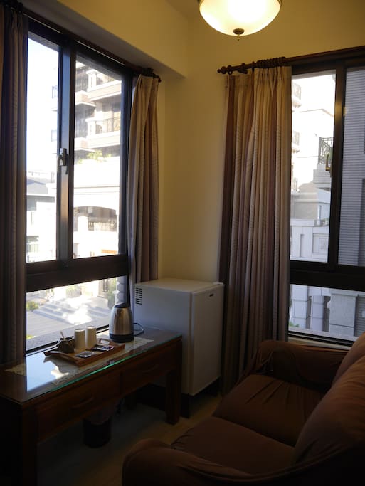 nice view & comfy sofa in room A 房內休憩小酌景觀沙發區