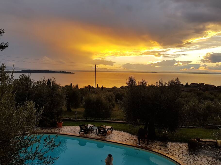 tramonto su Isola Polvere visto dalla piscina del b&b