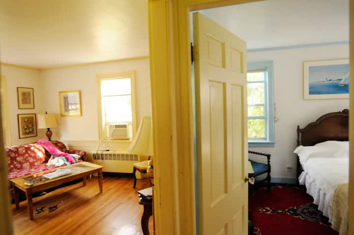 апартманот на долниот кат има две соби со приватна бања