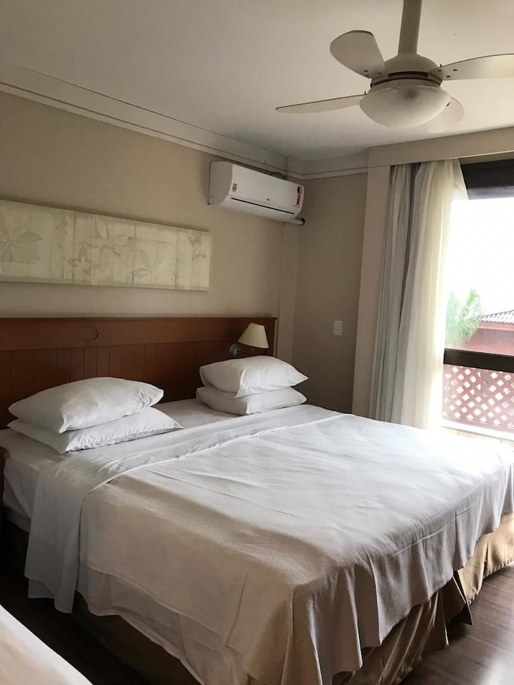 cama, split e ventilador de teto