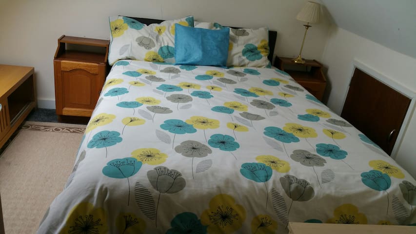 71 Shadawmoss Road, double bed (loft)