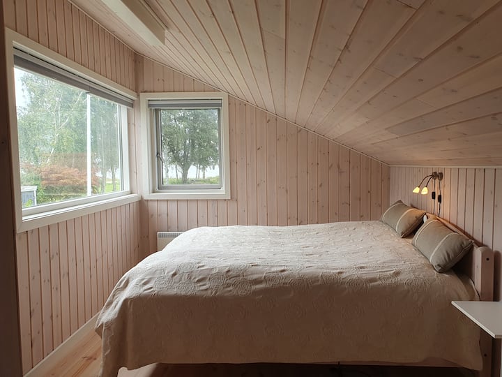 Dvojposteľová izba so samostatnými nadmorskými posteľami.