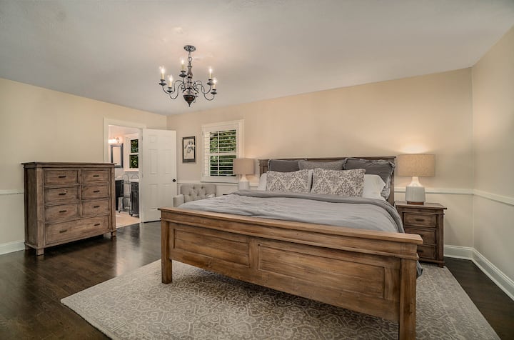 غرفة النوم الرئيسية - سرير كينج ، مع حمام خاص وتلفزيون