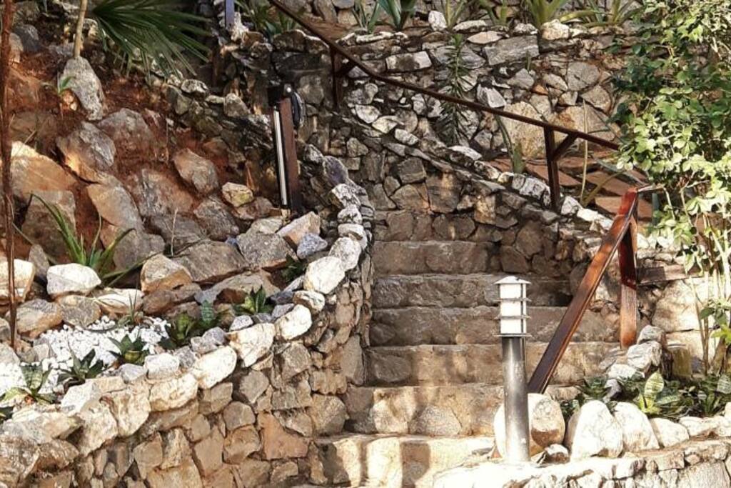 Esta é a descida pelas escadas até a casa principal ou pela ladeira ao lado.