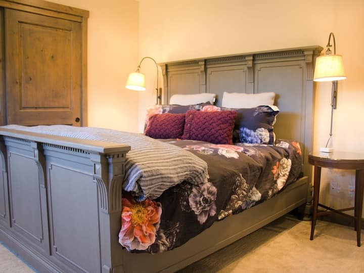 يتميز المفتاح الرئيسي بسرير بحجم كبير مع كتان فاخر.