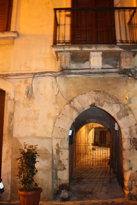 Ingresso al vicolo dall'arco risalente all'epoca del '400