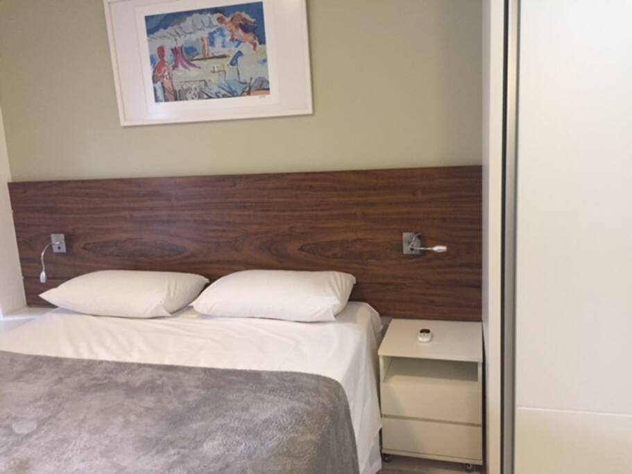 cama queen, criado-mudo, lampadas de cabeceira