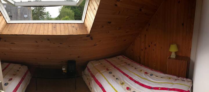 Chumba kidogo (4) kilicho na sakafu ya dari, vitanda 2 vya mtu mmoja, kinachofaa kwa watoto  /Chumba cha kulala 4 ghorofani, vitanda viwili vya mtu mmoja