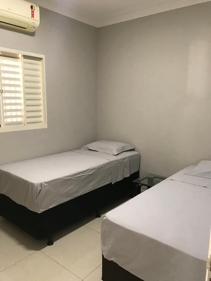 Chumba kimoja cha kulala - godoro moja la springi lililobebwa, lenye kiyoyozi 