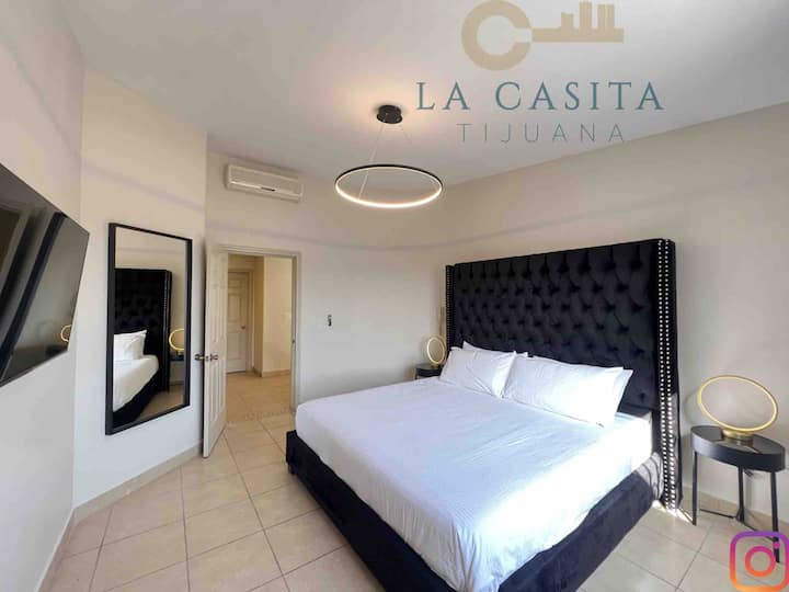 Recamara principal tamaño king 
Smart tv 43¨
Baño con walking closet dentro de la recamara 
Aire acondicionado