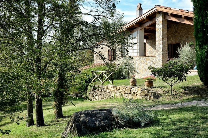 Il Melograno Lovely Farmhouse Sleep 5 Cottages For Rent In