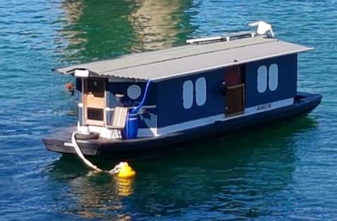 BELLO
BOAT HOUSE
Self Contained/Share Bathroom