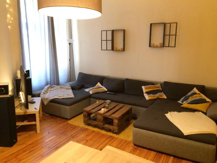 Wohnzimmer mit ausziehbarer Couch