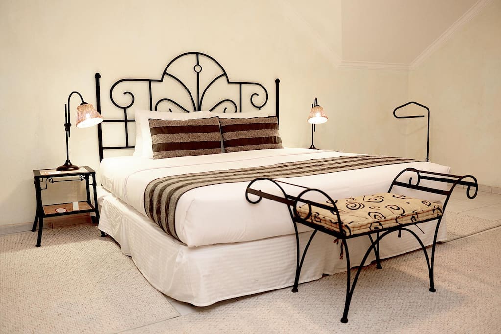 Habitación con cama matrimonial