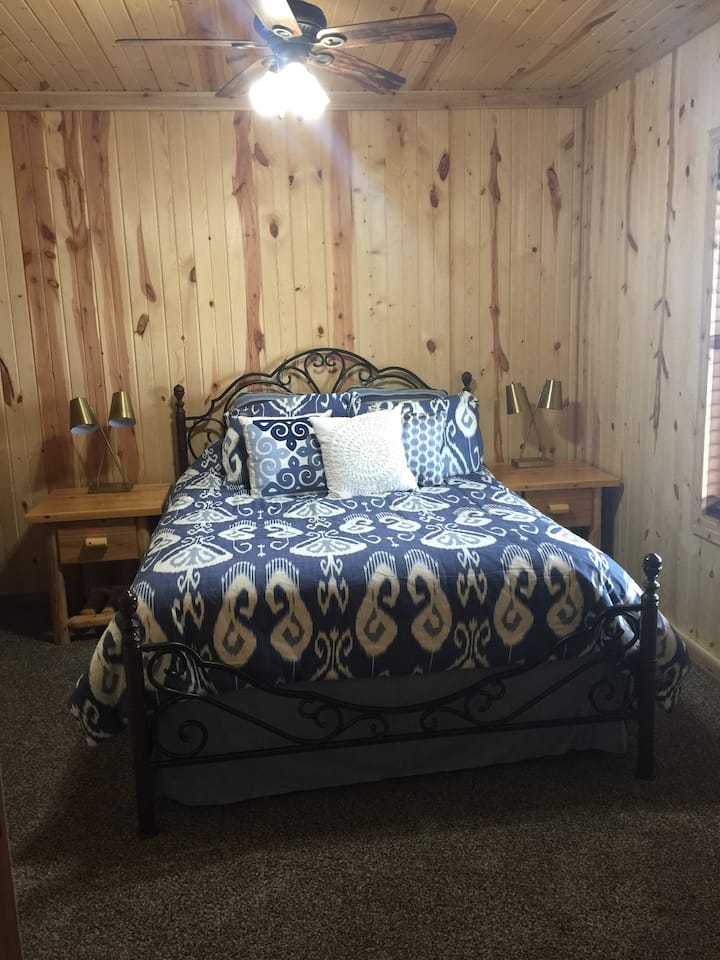 Chumba #3 na kitanda cha chuma cha Malkia kilichotengenezwa kwa chuma kwenye kiwango cha chini na mtazamo wa mto. 