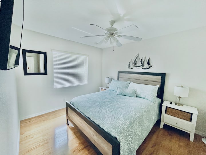 Spavaća soba 3 „Sunset Waters” ima bračni krevet i opremljen je pametnim televizorom te ugradbenim ormarom s komodom i opremom za bebe (2 komada s posteljinom i stolicom za hranjenje).  U ovoj se prostoriji može upotrebljavati i dječji krevetić s posteljinom.