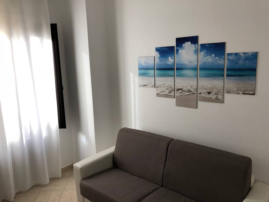 soggiorno con divano letto e tv