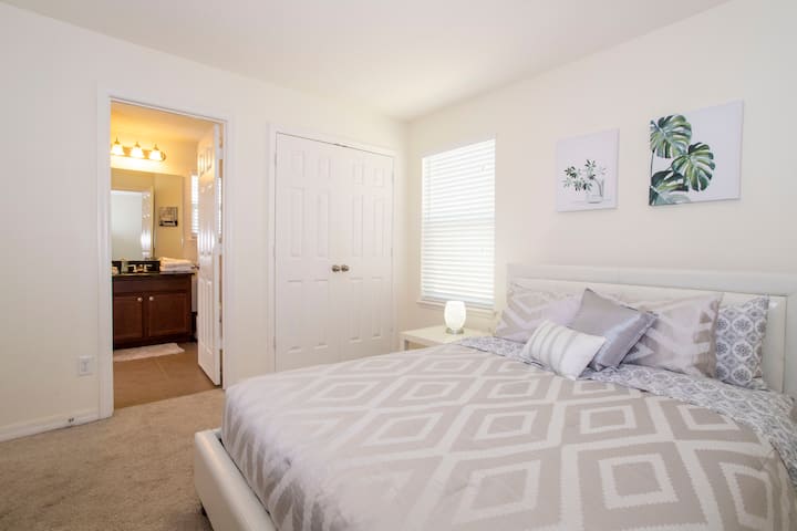 Udržujte oblečenie čisté a bez záhybu v priestrannom šatníku s vešiakmi a policami.