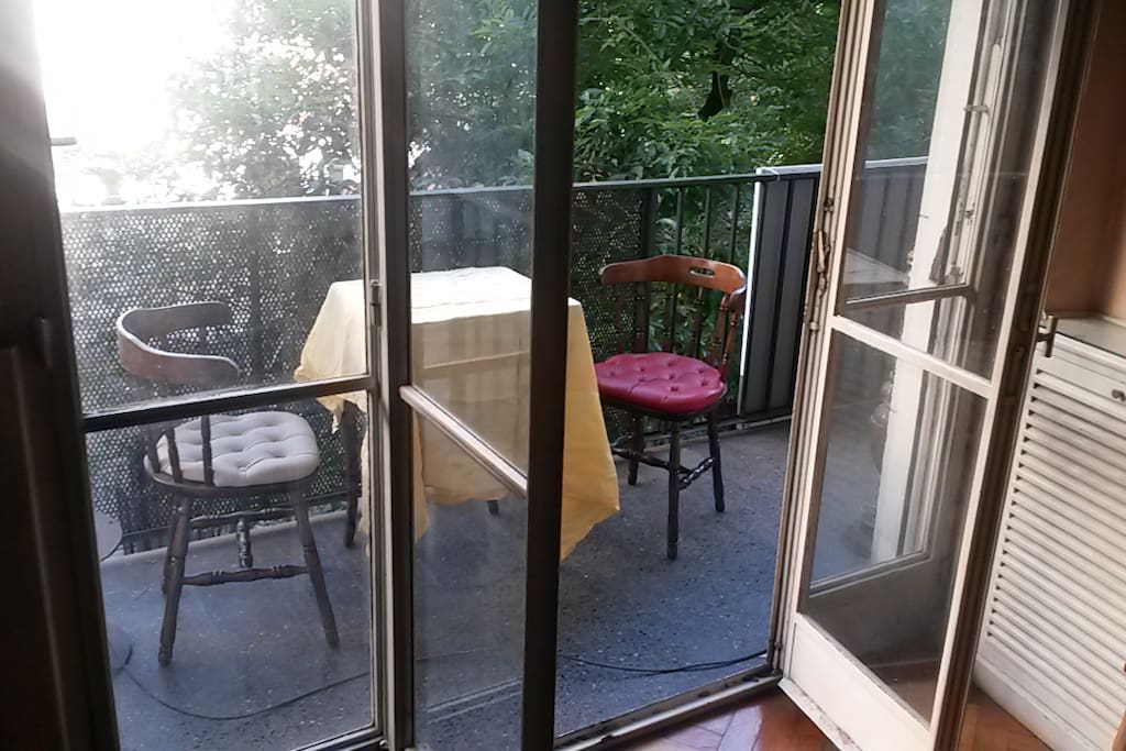 Amplio balcon ideal para desayunar o almorzar a la luz del día.