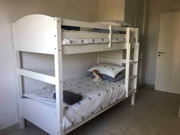 Druga spavaća soba s krevetom na kat i krevetom na kat, roletnama, roletnama i ventilatorom tornja za toplije dane