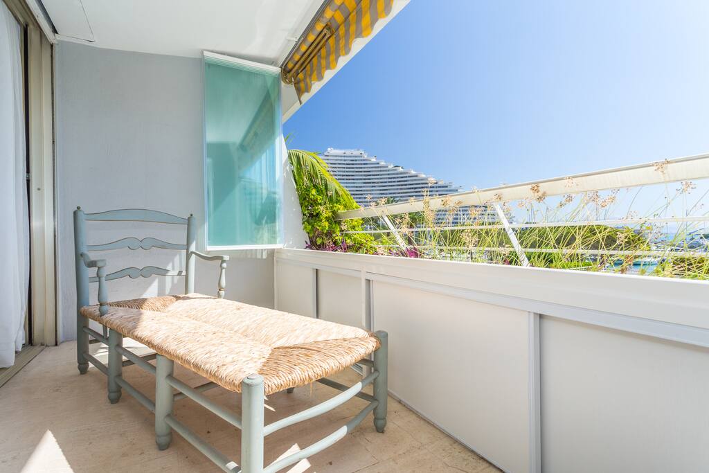 Une partie de la terrasse peut être fermée par vitres