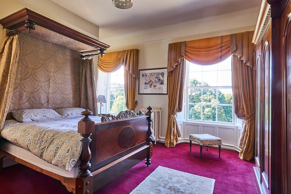 Double room with tester bed and en-suite.