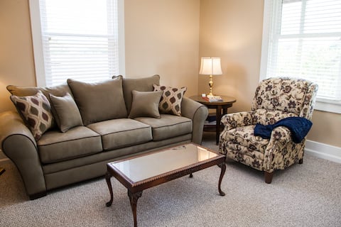 Traditional decor, 1 Br, 1Ba,YourHomeAwayFromHome