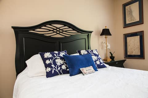 Traditional decor, 1 Br, 1Ba US OPEN