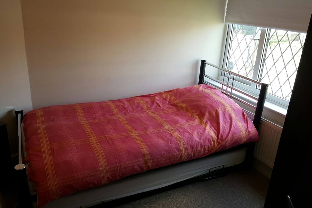 Guest room has a guest bed / 2 singles.