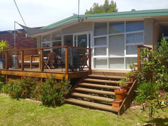 Sunny 4 bedroom retreat gallery image 2