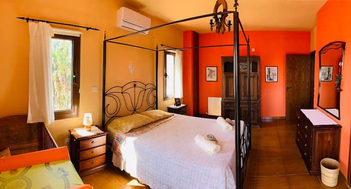 Dhomë gjumi kryesore me një dollap të madh në këmbë dhe një ballkon. Me diell!