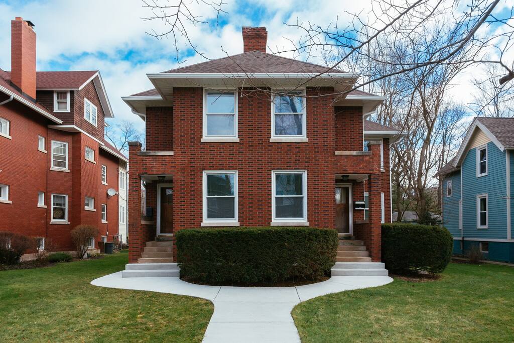 Private entrance/exit to 2nd floor apartment.