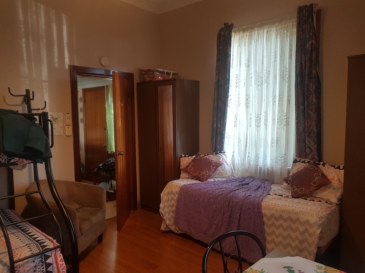 入口门和备用Doona在橱柜顶部，配有额外的毯子