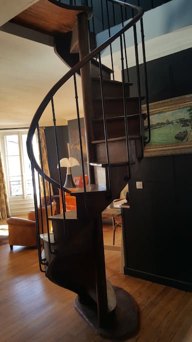 Escalier menant à l'étage des chambres d'enfant