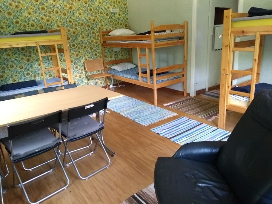 Sovrum med 6 sängar och matbord
