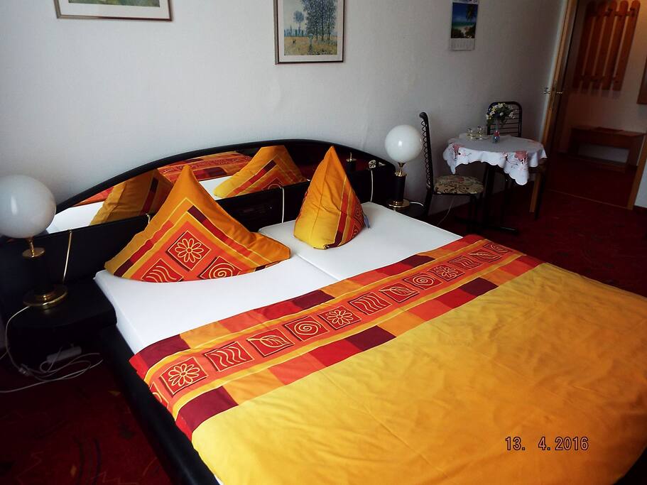 Bequemes Doppelbett und Diele