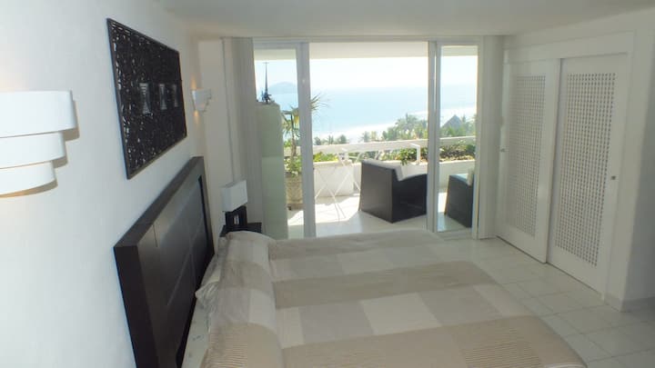 Recámara principal con cama king size y con vista hacia el mar
