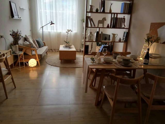 （免费寄存行李）紧邻人民广场,背靠上海大悦城,北欧muji风，loft房型