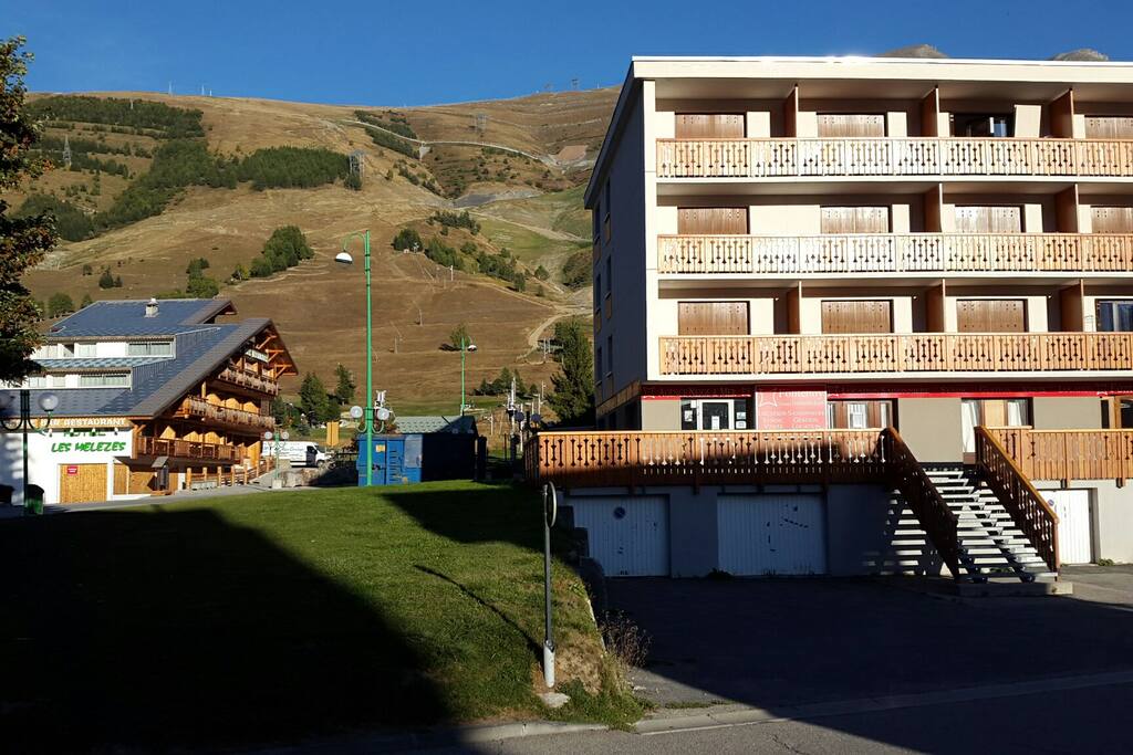 Immeuble avec les pistes derrières