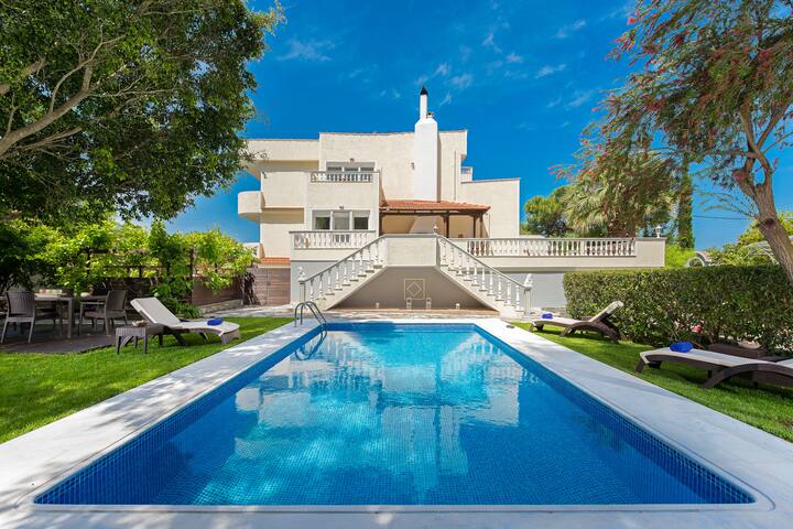 Villa Small Paradise – Pool, Garden & Jacuzzi gallery image 4