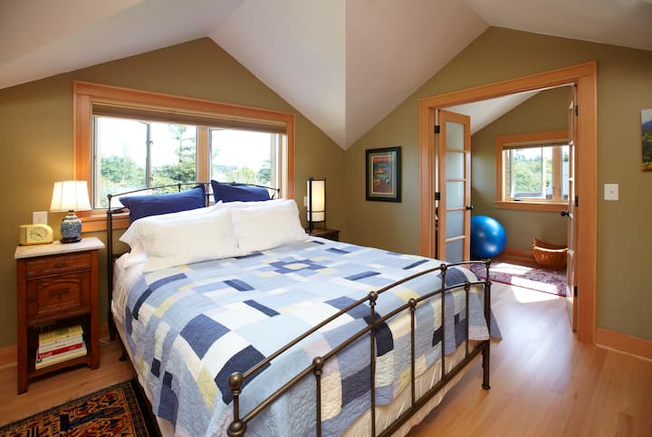 Ძირითადი აპარტამენტი, მე-2 სართულზე.  Აპარტამენტის აბაზანა ორმაგი საშხაპით