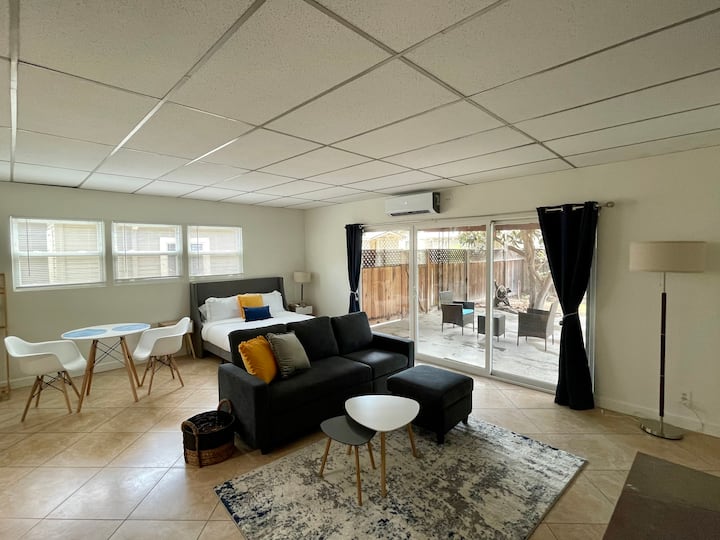 Spacious Studio/private Backyard - Long Beach, CA