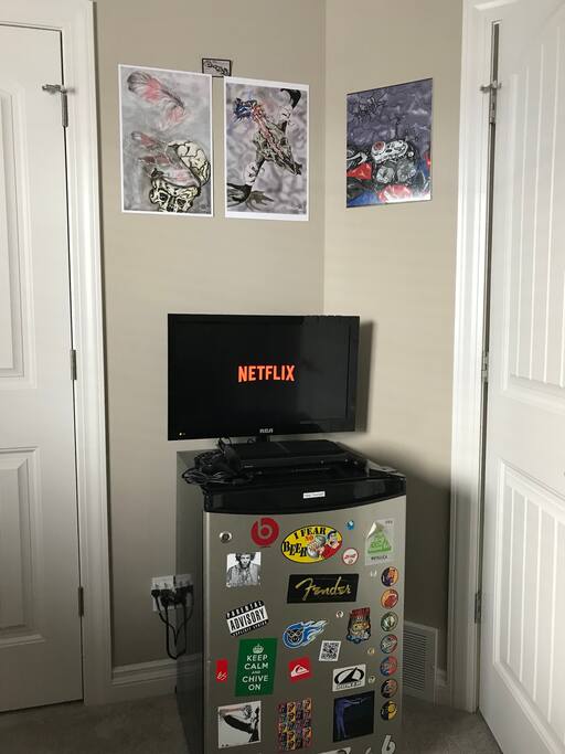 Private mini fridge with complimentary water, pop and beer, TV and PS3 (Can use for Netflix, YouTube, Blurays/DVDs and games).