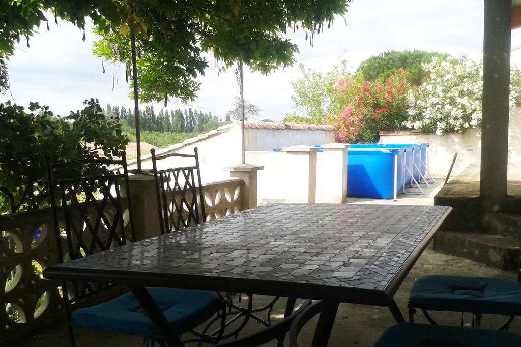 Terrasse ombragée avec piscine.