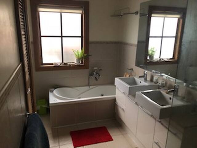 3-4 bedroom modern stylish family home gallery image 3