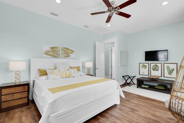 Kitanda cha 4 - Picha ya 1 - Chumba cha fleti ya 2. Mapambo ya manjano yenye furaha, runinga iliyowekwa ukutani, mlango wa roshani ya kibinafsi.   