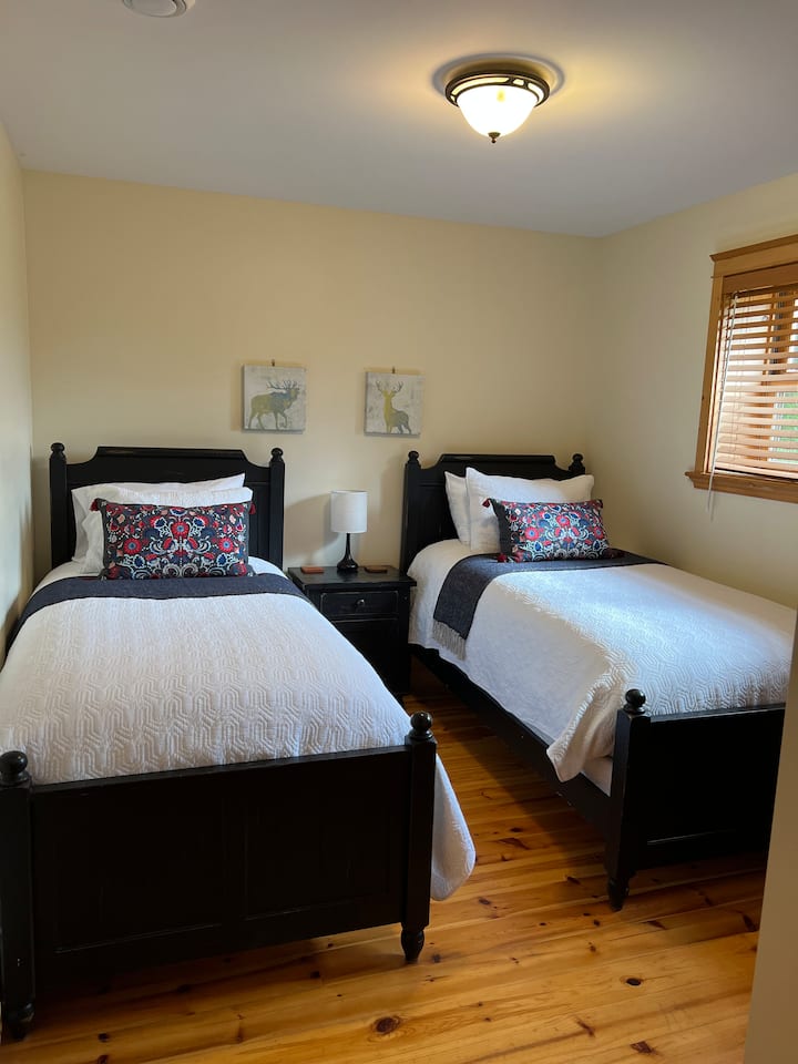 Deuxième chambre au sous-sol au rez-de-chaussée