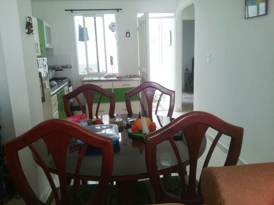 Sala-comedor y cocina.