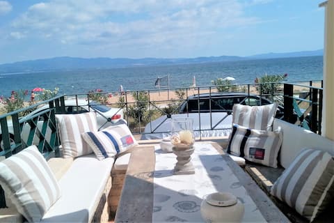 Luxurious, 3-story maisonette, in front of the sea